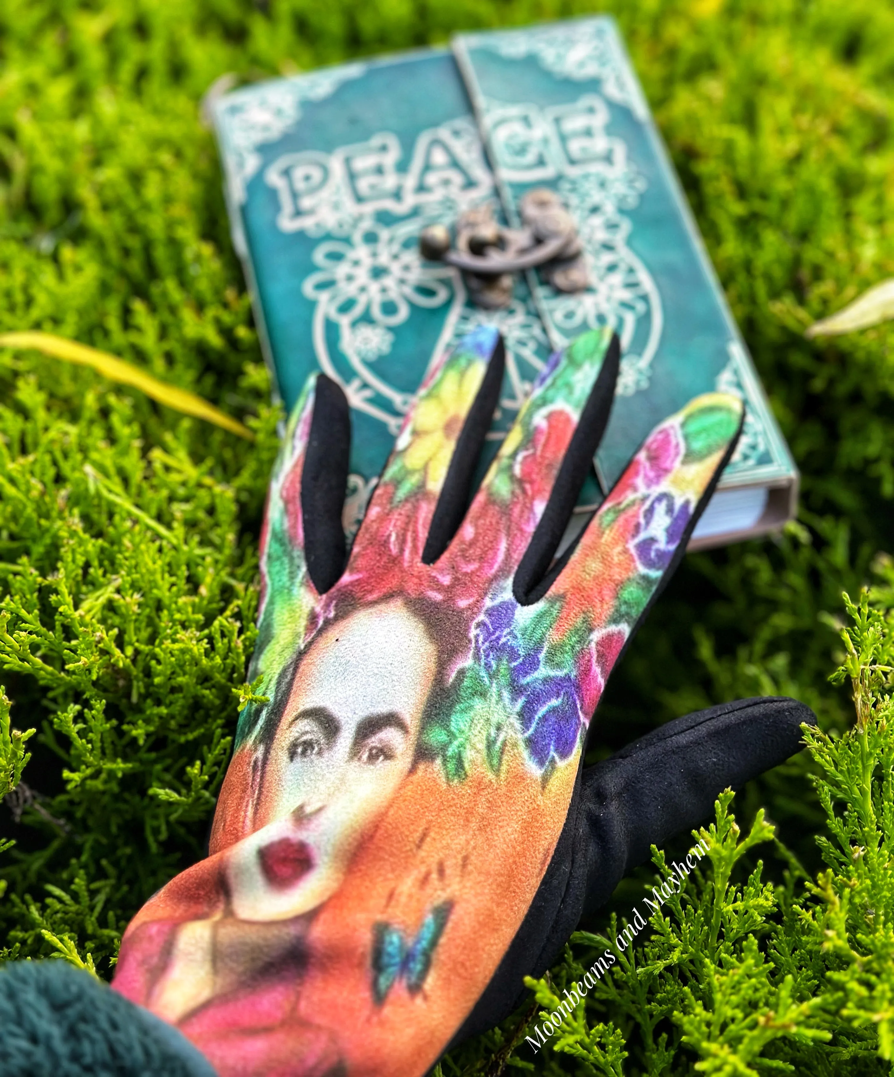 DIVINE FRIDA KAHLO GLOVES