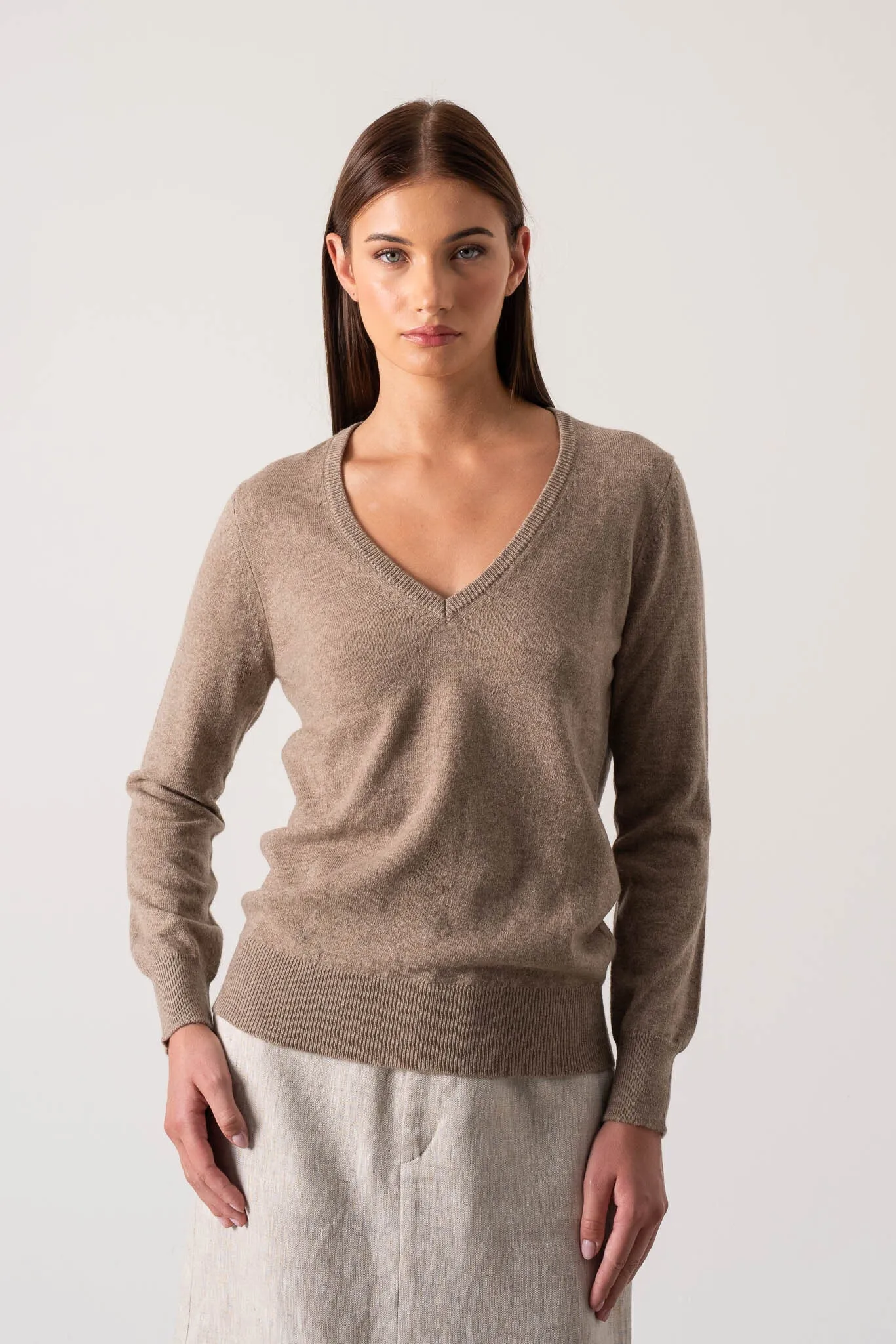 Essenza V-Neck 100% Cashmere Sweater Taupe