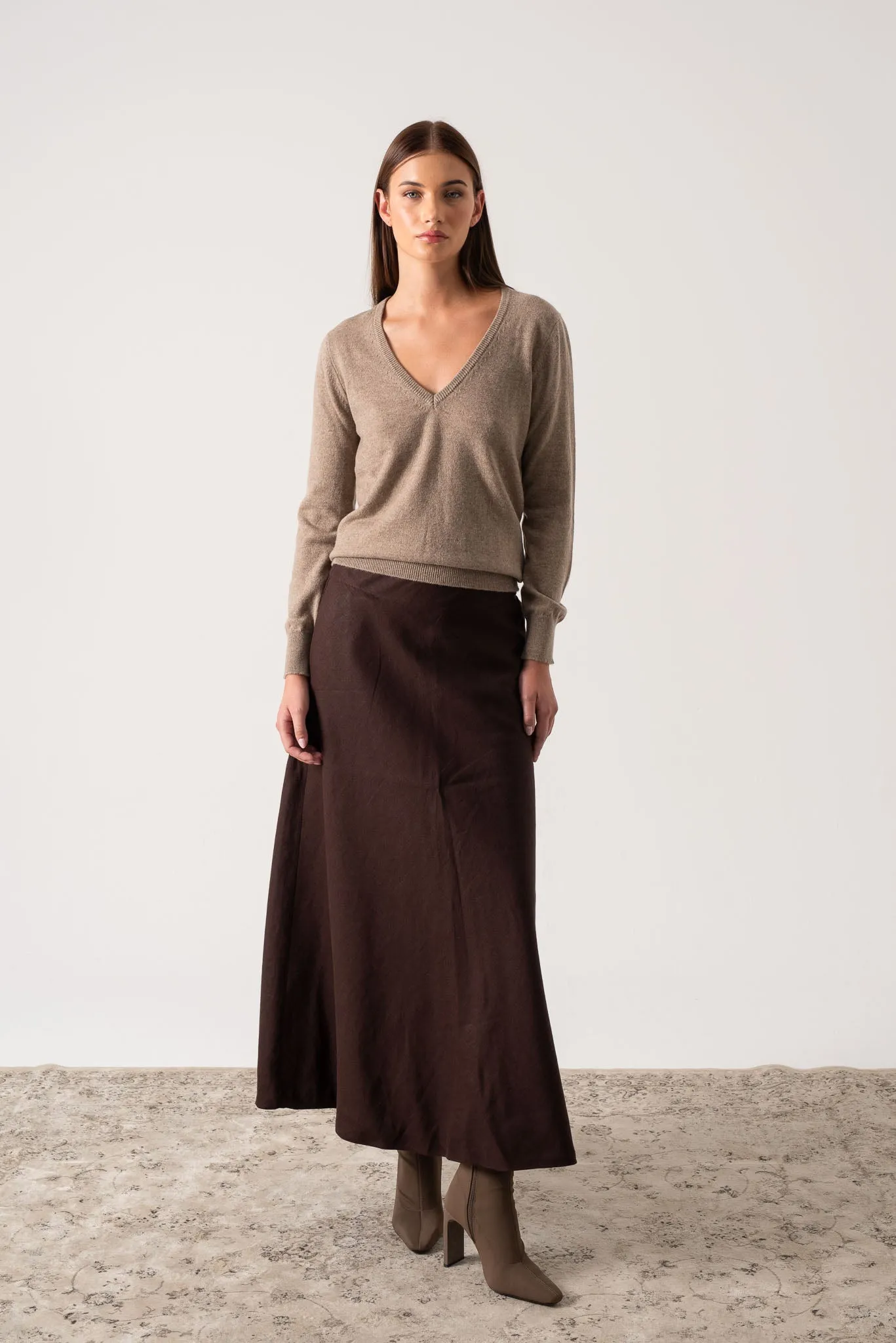 Essenza V-Neck 100% Cashmere Sweater Taupe