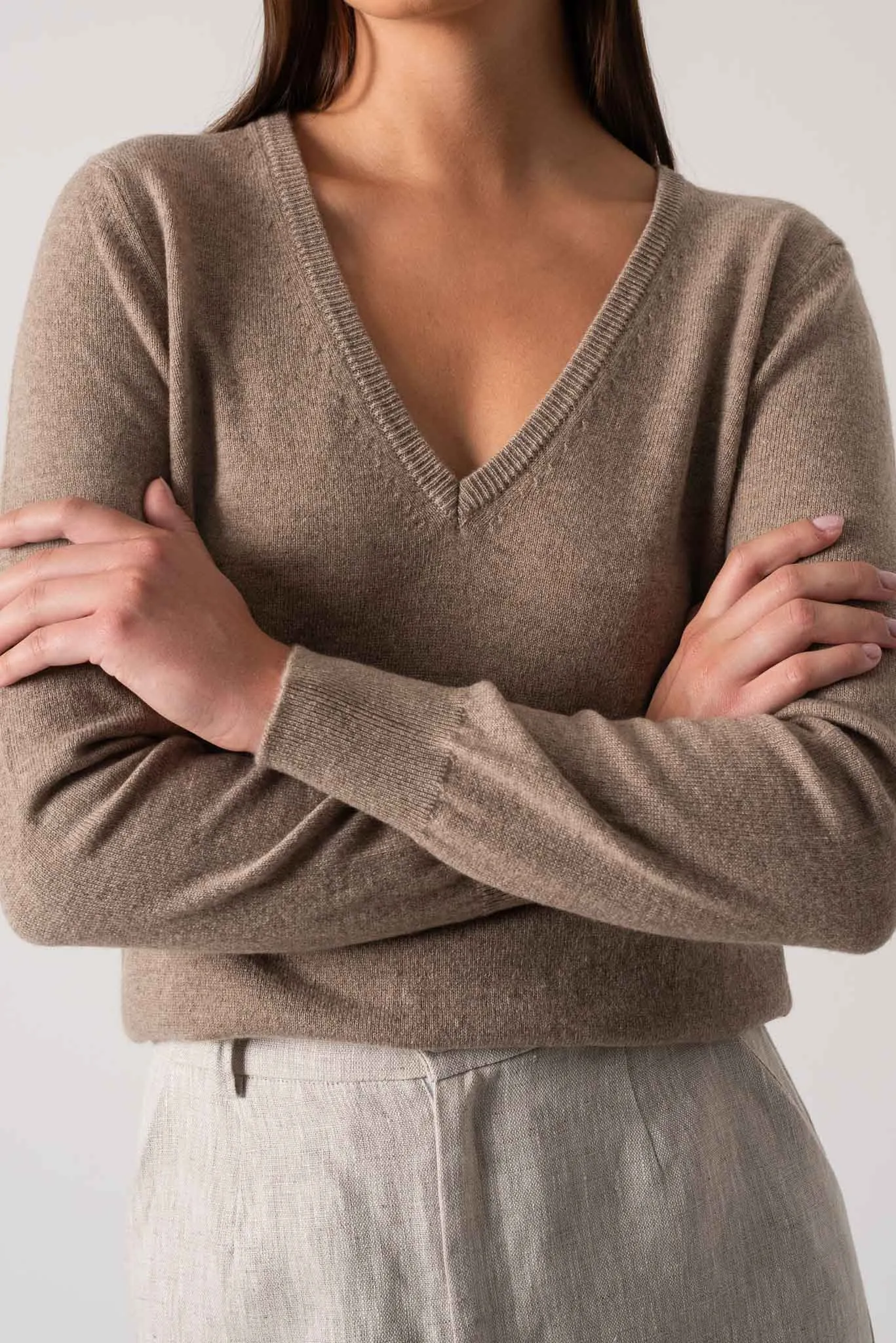 Essenza V-Neck 100% Cashmere Sweater Taupe