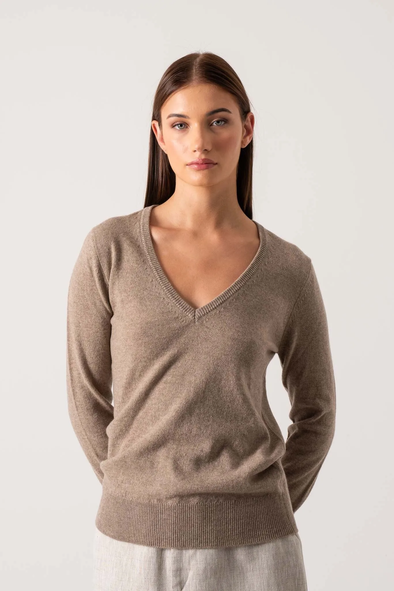 Essenza V-Neck 100% Cashmere Sweater Taupe