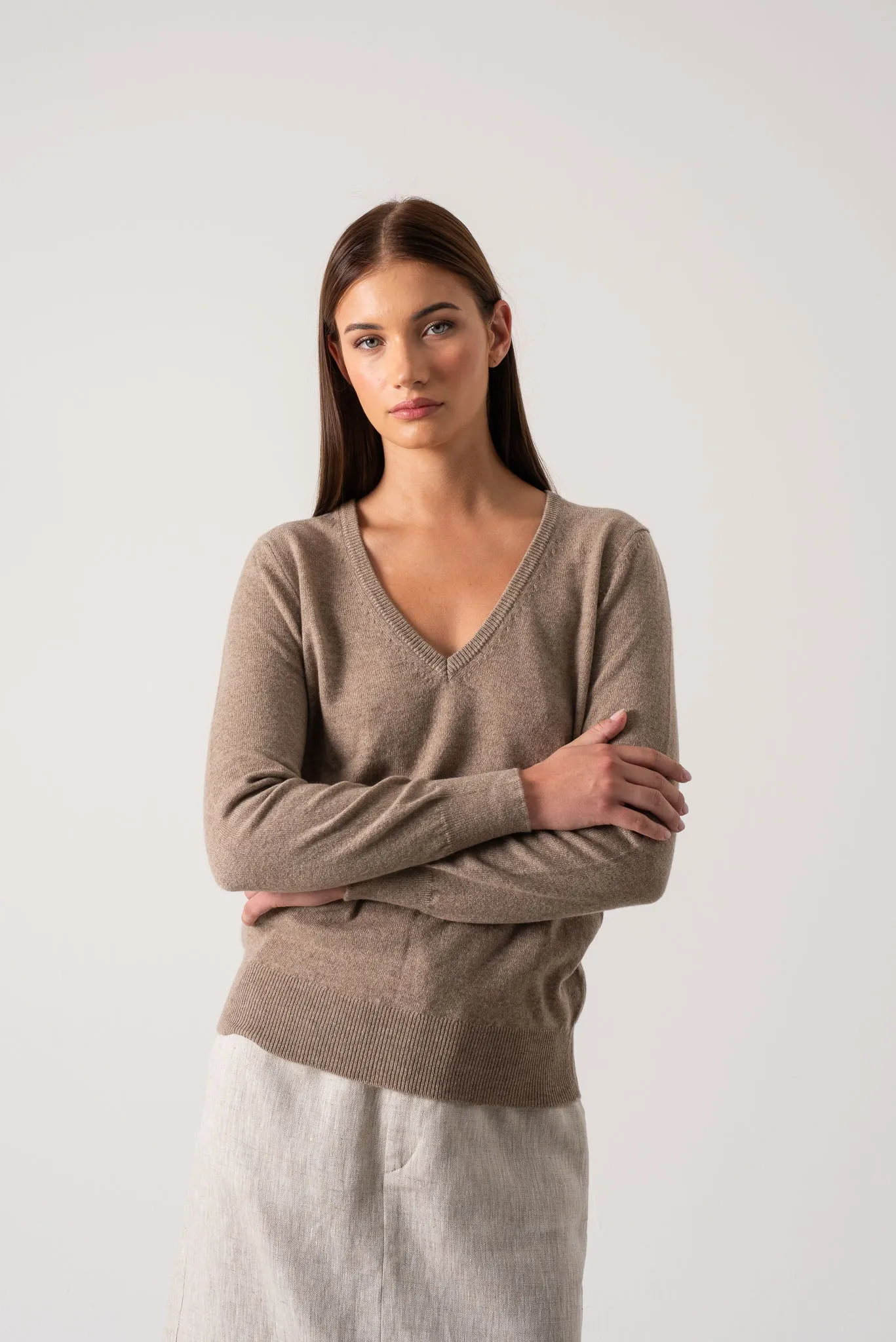 Essenza V-Neck 100% Cashmere Sweater Taupe