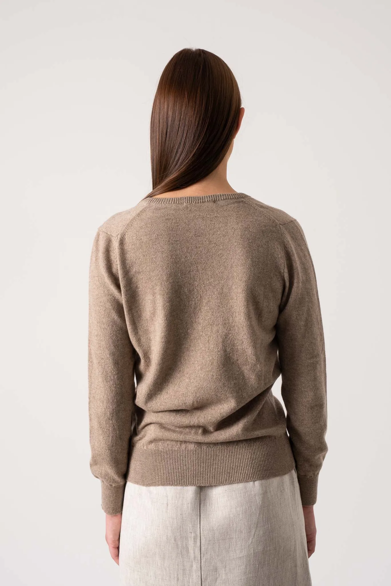 Essenza V-Neck 100% Cashmere Sweater Taupe