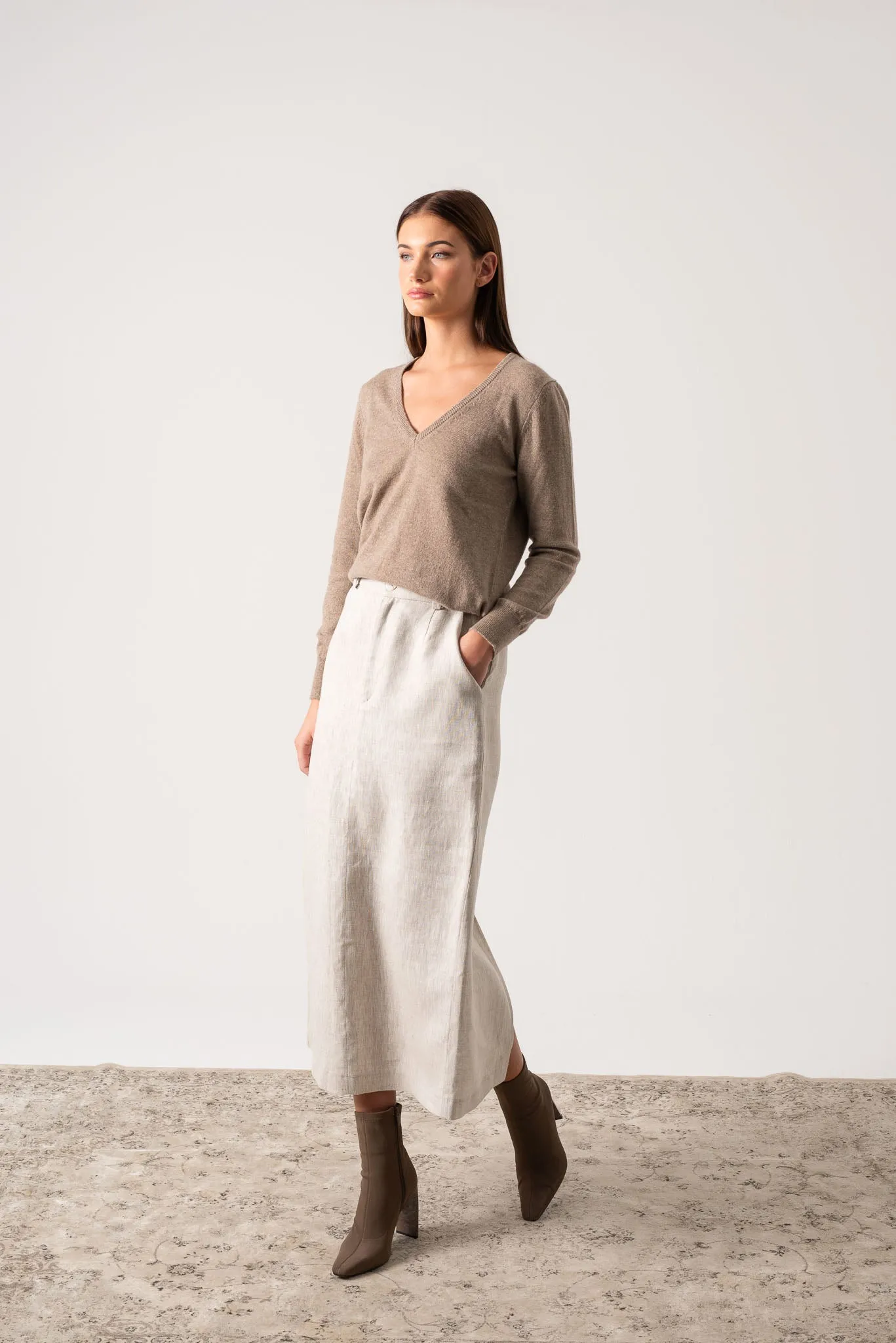 Essenza V-Neck 100% Cashmere Sweater Taupe