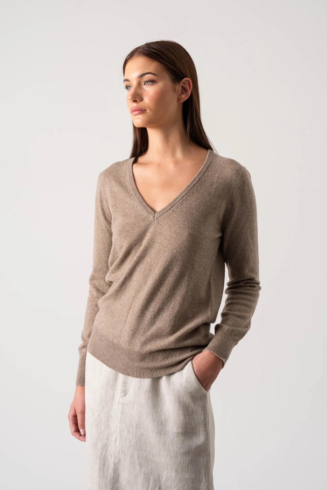 Essenza V-Neck 100% Cashmere Sweater Taupe