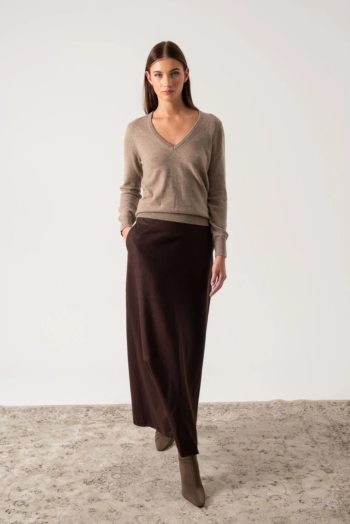 Essenza V-Neck 100% Cashmere Sweater Taupe