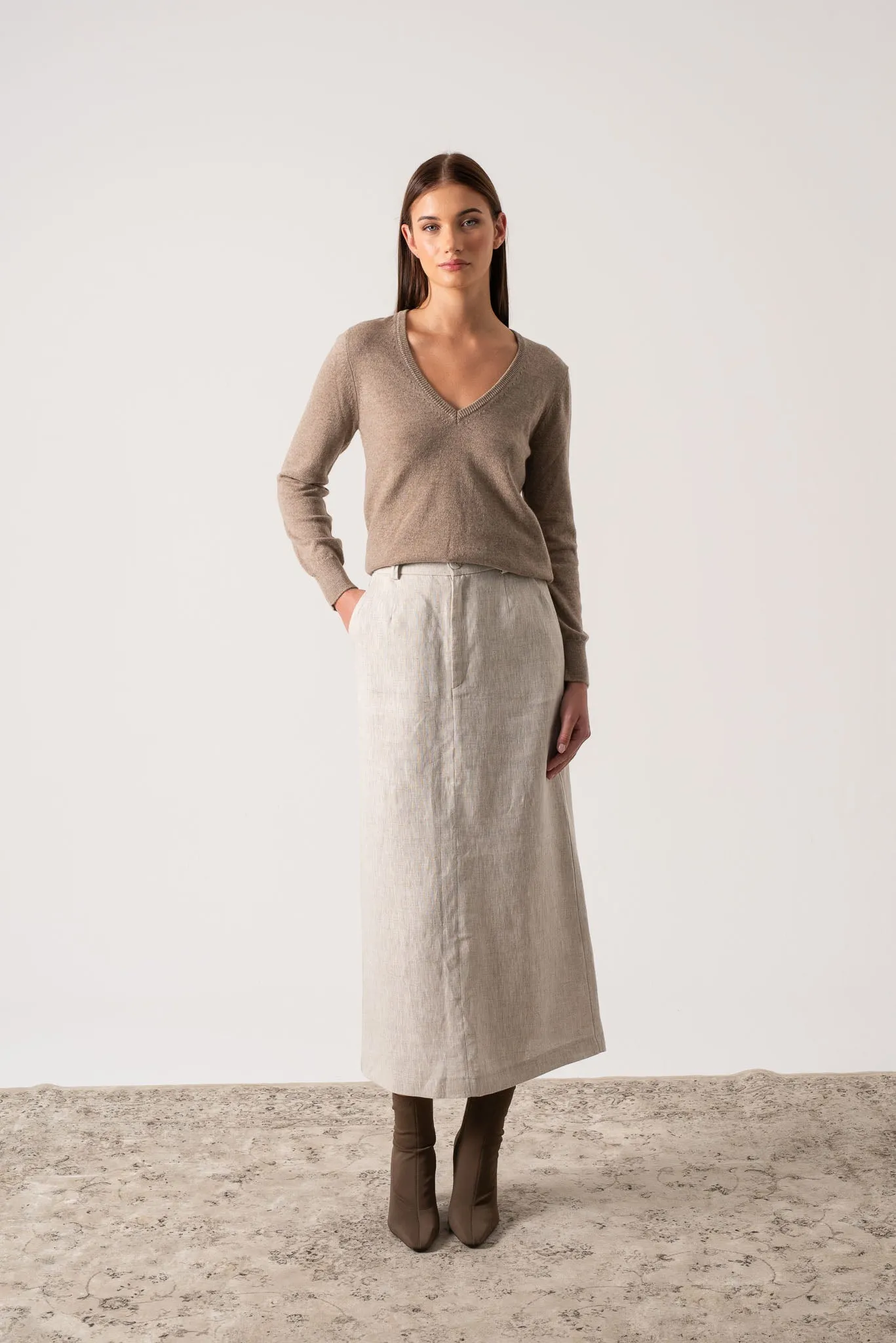 Essenza V-Neck 100% Cashmere Sweater Taupe