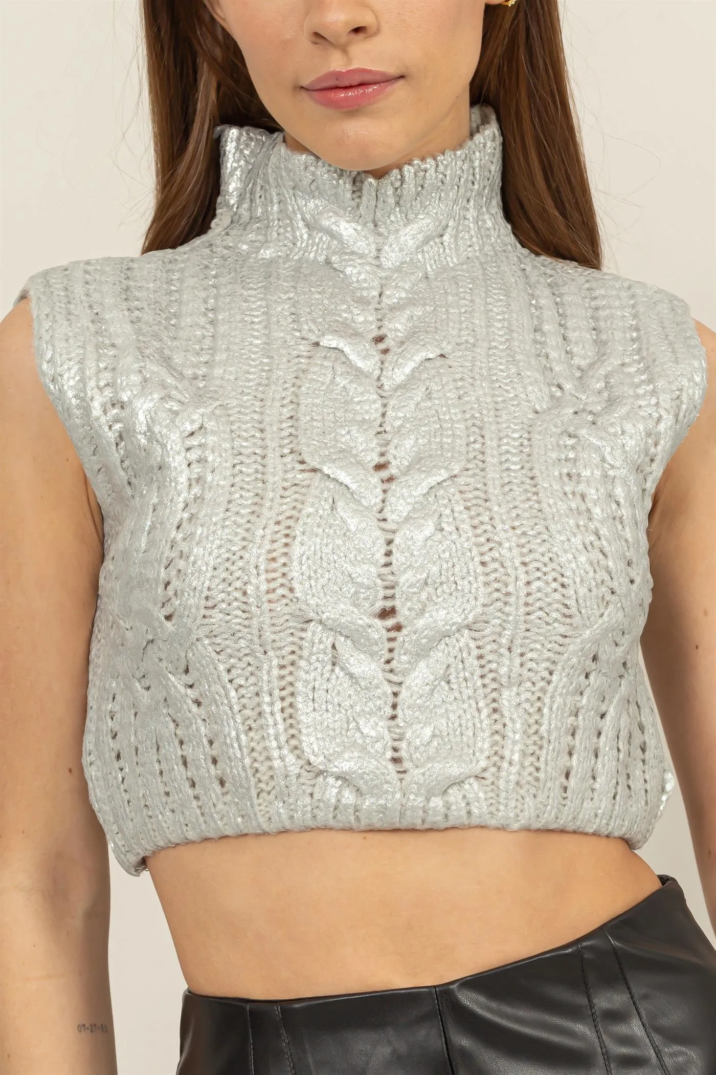 HF24F196-CABLE SWEATER KNIT SLEEVELESS CROP TOP